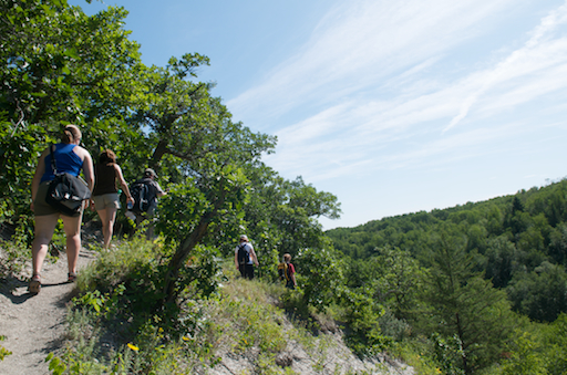 Au sommet de la gorge, la vue se dégage et le sentier devient aérien.