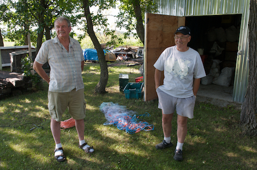 Les métis Jules Chartrand et Doug Bruce parlent de la pêche aux dorés sur le grand lac Manitoba.