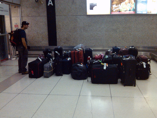 Compagnon d'infortune, François Heinse cherche ses bagages à son arrivée à Winnipeg.